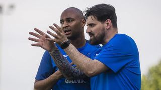 Christian Sagara (l.) – hier im Gespräch mit SG-Trainer Giovanni Marino – steht der Spielgemeinschaft in Einhausen wieder zur Verfügung.