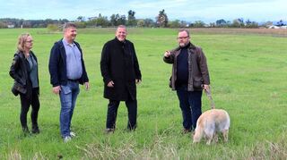Können sich die Erschließung hier schon lebhaft vorstellen: Die Liberalen Holger Höfs (v. l.), Julia Klein, Frank Köcher-Hohn, Oberbürgermeister Marcus Zeitler und Dr. Chris-tian Jung beim Vor-Ort-Termin auf dem Geländes des geplanten Gewerbegebiets.