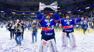 Eishockey: DEL, Adler Mannheim - EHC Red Bull München, Meisterschaftsrunde, Finale, 5. Spieltag, in der SAP-Arena. Mannheims Torwart Dennis Endras (l) und Mannheims Torwart Chet Pickard feiern mit den Fans den Gewinn der deutschen Meisterschaft. +++ dpa-Bildfunk +++