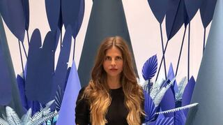 Carolin Wanitzek steht hier inmitten ihrer beeindruckenden Traumweltinstallation, die 2018 in San Diego, Kalifornien gezeigt wurde.