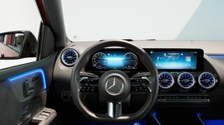 mid Groß-Gerau - Die überarbeitete Mittelkonsole vermittelt in ihrer Black-Panel-Optik den Hightech-Anspruch der neuen B-Klasse, während das neue Lenkrad der aktuellen Lenkradgeneration standardmäßig aus Nappa-Leder gefertigt ist.