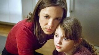 Der Alltag der elfjährigen Merle (Greta Bohacek) und ihrer Mama Kathrin (Anneke Kim Sarnau) ist durch die Diagnose Aufmerksamkeitsdefizitsyndrom geprägt.