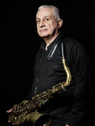 Maurizio Giammarcogehört mit zur Band.