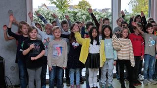 Ahoi: Die Drittklässler der Hartmann-Baumann-Schule vergleichen in ihrem munteren Lied zur Einweihungsfeier das neue Schulgebäude mit einem Schiff und Rektor Marcus Roth mit einem Kapitän. Zuvor haben die Viertklässler das Schullied „Fit fürs Leben“ angestimmt.
