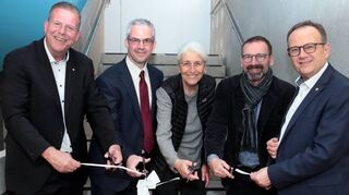 Einweihungsband durchtrennt: OB Marcus Zeitler, Rektor Marcus Roth, Schulrätin Angelika Treiber, Architekt Michael Jöllenbeck und Thomas Jakob-Lichtenberg.