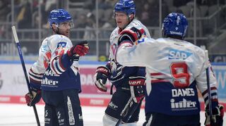 Teamwork: Jordan Szwarz (v.l.), Denis Reul und Nigel Dawes bejubeln das zwischenzeitliche 2:0 für die Mannheimer.