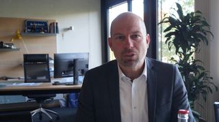 Timo Wangler ist seit 100 Tagen als Bürgermeister von Ketsch im Amt – beim Besuch in seinem Büro im Rathaus äußert er sich sehr zufrieden über den Start trotz schwieriger Bedingungen, da der Haushalt der Gemeinde stark verbesserungswürdig ist.