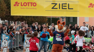 Die Ziellinie beim Schülerlauf - inklusive Fred Fuchs