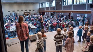 Volle Roland-Seidel-Halle, von der Bühne aus betrachtet: Viele Kindergartengruppen zeigen mit viel Herz ihre Aufführungen. Durch das Programm führt Moderatorin Daniela Selzer (Mitte) sehr empathisch.