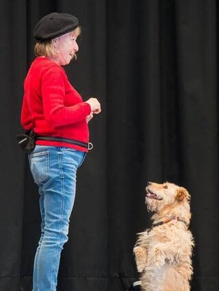 Achtung: Rita Sturm-Spears zeigt mit ihrer Hundedressur großes Können.