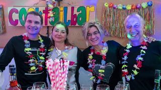Keiner der Besucher leidet an Durst oder Hunger: Hier das „Team Cocktailbar“ mit Alexander Matern (v. l.), Elena Matern, Eva Mähringer und Jürgen Mähringer.
