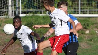 Hockenheims Angreifer Mohamed Halassan (weiß) musste in den Schlussminuten mit Rot vom Platz und seine Mannschaft unterlag mit 0:1 gegen Brühl II.