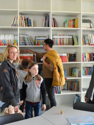 Ein Blick in die neu geschaffene Schülerbibliothek, die den Schülern für ihre Freizeit zur Verfügung steht, die auch den Streitschlichtern einen Platz in der Schule einräumt.