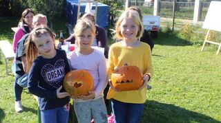 Maren (v.l.), Amelie und Tilda präsentieren stolz ihre aus den Kürbissen geschnitzten Halloween-Kunstwerke.