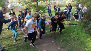 Schulleiter Joachim Rumold gibt das „Go“ und feuert an – endlich darf beim Spendenlauf losgesprintet werden, worauf die Schüler fieberhaft gewartet haben. Sich für einen guten Zweck zu bewegen, macht gleich viel mehr Spaß.