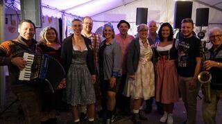 Eingerahmt von den „Zwoa Spitzbuam“: Mitglieder der KG Narrhalla mit Vorsitzendem Michael Patyi (M.) beim Oktoberfest auf dem Gelände der Kleintierzüchter – endlich durfte wieder zünftig gefeiert werden.