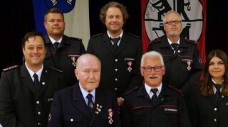 Kommandant Marco Krupp (v. l.), Cort Bröcker, Alfred Kürschner, Benjamin Noller, Kuno Kneip, Uwe Danzer und Catharina Zelt freuen sich über die Ehrungen.