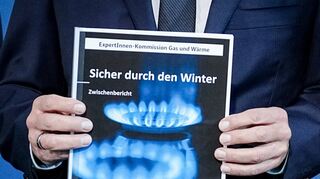 Bundeskanzler Olaf Scholz (SPD) nahm den Bericht mit dem Vorschlag der Erdgas-Kommission entgegen.