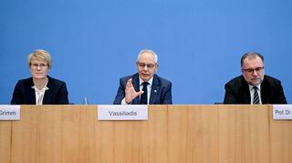 Zwischenbericht der Kommission Erdgas und Wärme (v.l.): Veronika Grimm (Sachverständigenrat), Michael Vassiliadis (Vorsitzender IG BCE) und Siegfried Russwurm (BDI-Präsident ).