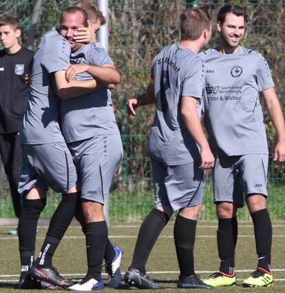 Thomas Weber (2. v. l.) ist dreifacher Torschütze beim 5:4-Sieg des SV Rohrhof II gegen SV Altlußheim.