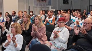 Viel Applaus gibt es für die Präsentationen und einen lustigen Film, in dem einige Decathlon-Mitarbeiter ihren Arbeitsalltag auf die Schippe nehmen.
