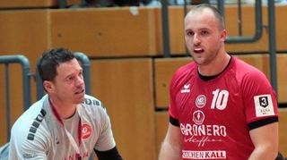 Vergebliche Anweisungen: HG-Coach Thorsten Schmid (l.) hatte das Gefühl, seine Mannschaft – hier Niklas Krämer – nicht mehr zu erreichen. Nach nur dreieinhalb Monaten erklärte der Übungsleiter überraschend seinen Rücktritt.