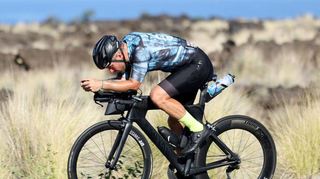 In der Hitze von Hawaii unterwegs: Dirk Oswald vom TSV Oftersheim ist Finisher beim härtesten Ironman der Welt und kommt nach 9:25,38 Stunden ins Ziel.