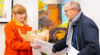 Zum Dank gibt es Blumen von der Gemeinde: Künstlerin Silke Ballheimer und stellvertretender Bürgermeister Gerhard Waldecker.
