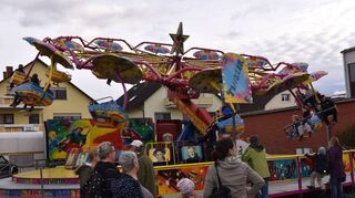 Für große und kleine Kinder: Ein Karussell darf bei einer richtigen Kerwe nicht fehlen. Von Samstag bis einschließlich am Dienstag wird es auf dem Festplatz auch einen modernen Autoscooter geben – mit cooler Musik.