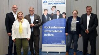 Im Austausch: Donald Pape-Rese (Stadt, v. l.)), Stephanie Ruff (Agentur für Arbeit Heidelberg), Andreas Kempff (IHK Mannheim-Rhein-Neckar), Emily Peters, (Handwerkskammer Mannheim Rhein-Neckar Odenwald) und OB Marcus Zeitler.