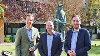 Bürgermeister Timo Wangler (Mitte) begrüßt die beiden CDU-Parlamentarier Olav Gutting (l.) und Andreas Sturm vor dem Ketscher Rathaus.