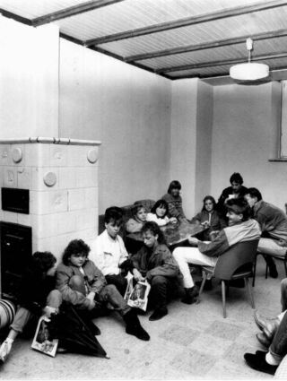 Lässige Szene aus dem Jahr 1986: Jugendliche lassen sich in „ihrer“ Wohlfühloase mitten in Oftersheim gut gehen. Die Einrichtung war schon damals sehr stylish.