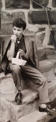 1960: Schicker junger Mann im Anzug und mit vollen Haaren.