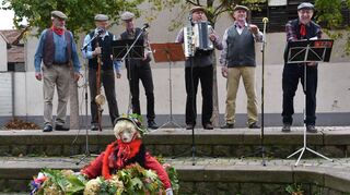 Gestandene und sangesfreudige Mannsbilder, vernarrt in nur eine Frau, die Kerweschlumpel: Helmut Spieß (v. l.), Peter Hertlein, Armin Wolf, Roger Hillengass, Manfred Müller und Hermann Dolezal.