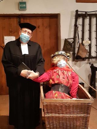 Schicksalshaft verbunden: Kerwepfarrer Hermann Dolezal und die Kerweschlumpel, Marke Corona.