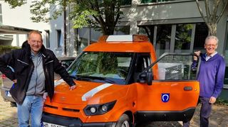 Bauhofleiter Marcus Schütterle (l.) stellt Bürgermeister Dr. Ralf Göck das neue Elektro-Kraftfahrzeug aus seinem Fuhrpark vor.