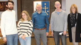 Emanuel Kuderna (mobile Jugendarbeit), Celina Keilbach (Jugendbeirätin), Bürgermeister Timo Wangler, Heino Völker, Alexandra Scalia und Robert Brusnik (Gemeinderäte), Hauptamtsleiter Ulrich Knörzer und Marion Sandritter (Schulsozialarbeiterin Neurottschule).