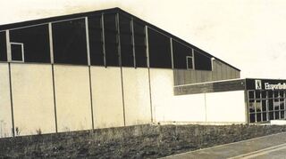 So sieht die Eppelheimer Eishalle im Jahr 1983 – ein Jahr nach der Eröffnung – aus.