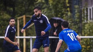 Gross-Rohrheims Farhan Malik (l.), hier gegen den Bibliser Dennis de Sousa Barba, und der FCA haben in den vergangenen Wochen gut gepunktet.