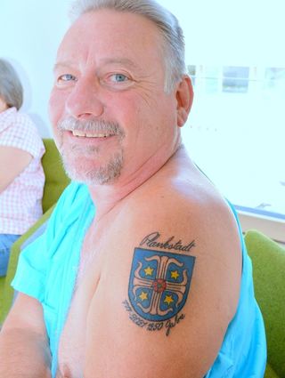 Claus Thomas hat sich das Ortwappen mit Tinte auf der Haut verewigen lassen.