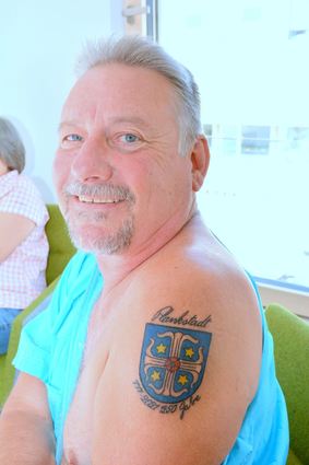 Claus Thomas hat sich das Ortwappen mit Tinte auf der Haut verewigen lassen.