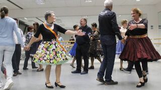 Tanzen nach Anweisung im amerikanischen Stil: Square Dance macht gute Laune und es ist kein Problem, wenn mal ein Schritt nicht perfekt sitzt.