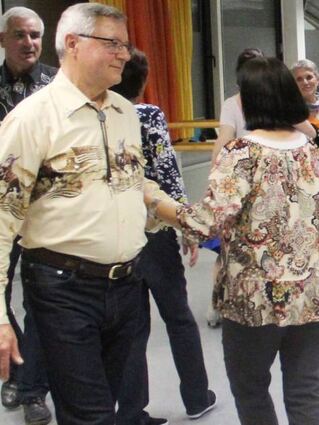 Westernhemd und Cowboy-Krawatte – so sieht das Square-Dance-Outfit aus.
