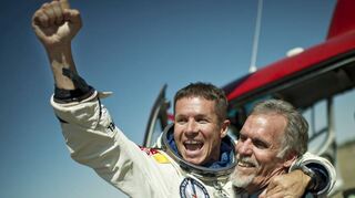 Geschafft: Pilot Felix Baumgartner reckt die Faust in den Himmel.
