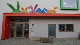 Das „Haus der kleinen Hasen“ im Neubaugebiet Herten II ist einer der Neubauten, mit denen die Gemeinde dem wachsenden Kinderbetreuungsbedarf gerecht werden will. Sorge bereiten dem Kämmerer die mittlerweile aus dem Ruder laufenden Kosten, die von der Kommune allein kaum zu stemmen sind.