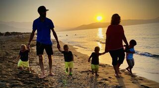Erster Urlaub: Am Strand von Kreta sind Mama Catharina und Papa Andreas mit Niklas, Jonas, Bastian und Eric.