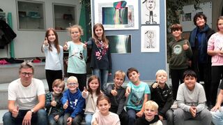 An der Hirschacker-Grundschule werden die Ergebnisse des Kunstprojekts „Schöpfung“ mit Jessen Oestergaard (r.) und Pfarrer Steffen Groß (l.) von den Viertklässlern prä-sentiert. Hinten v.l.: Nadia, Mila, Xenia, Yasin, Wiltrud Walch und Laura. Mitte v. l.: Jonathan, Niels, Clara, Luis, Lorik, Raphael und Nicolàs. Vorne v.l.: Elisa und Luis.