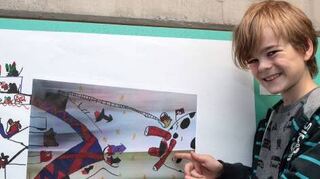 Jonathan Brixner (10) mit seinem Kunst-werk zur „Schöpfung“.