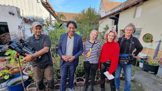 Das Fernsehteam: Kameramann Marco Schulze (v. l.), Moderator Cherno Jobatey, Elisa Lutter und Anne Baardman von der Produktionsfirma und Tontechniker Marcel Littig von den Delta Vision Studios aus Schwetzingen.