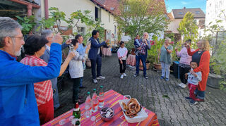 Jetzt wird erst mal angestoßen... Alle eingeweihten Mitüberrascher lassen Sigi Herbel hochleben.